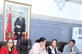 نساء في اجتماع حزبي يناقشن قضايا سياسية