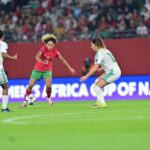 لاعبتان من المغرب والجزائر تتنافسان على الكرة