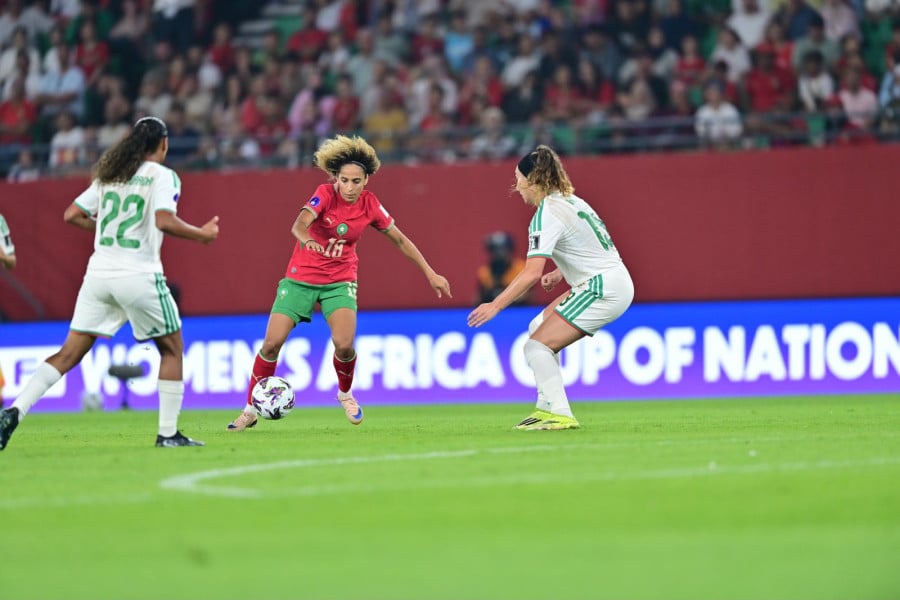 لاعبتان من المغرب والجزائر تتنافسان على الكرة