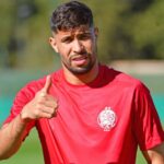 لاعب الوداد يحيى جبران يبتسم ويشير بإبهامه.