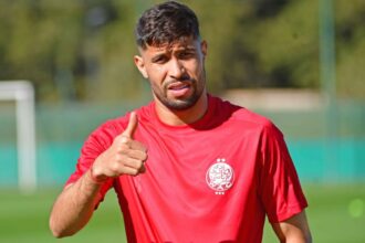 لاعب الوداد يحيى جبران يبتسم ويشير بإبهامه.