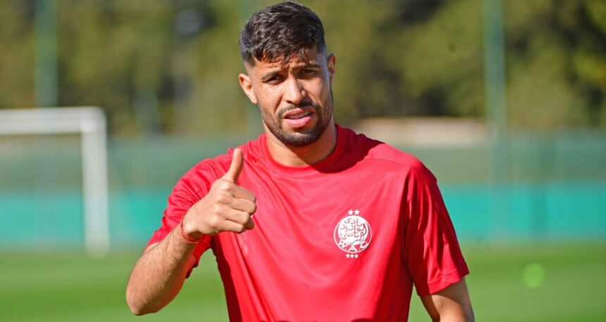 لاعب الوداد يحيى جبران يبتسم ويشير بإبهامه.