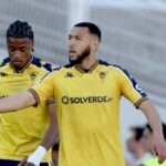 اللاعب يانيس بكراوي بقميص إستوريل في مباراة كرة القدم.