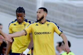اللاعب يانيس بكراوي بقميص إستوريل في مباراة كرة القدم.