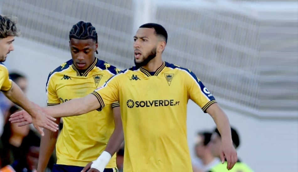 اللاعب يانيس بكراوي بقميص إستوريل في مباراة كرة القدم.