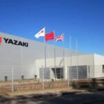 مبنى ضخم يحمل شعار "YAZAKI" باللون الأزرق