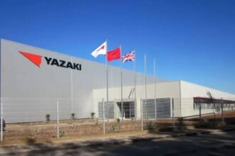 مبنى ضخم يحمل شعار "YAZAKI" باللون الأزرق