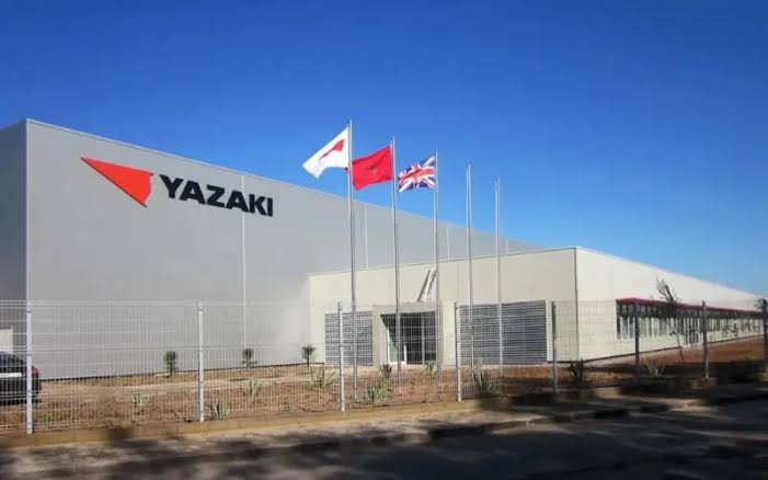 مبنى ضخم يحمل شعار "YAZAKI" باللون الأزرق