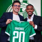 يونس الدحماني بقميص الرجاء يحمل الرقم 20