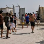 شباب مهاجرون يرتدون ملابس صيفية خفيفة