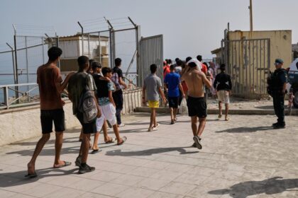 شباب مهاجرون يرتدون ملابس صيفية خفيفة