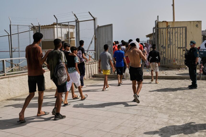 شباب مهاجرون يرتدون ملابس صيفية خفيفة