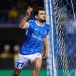 زكرياء الواحدي لاعب كرة قدم بقميص أزرق يحمل الرقم 77