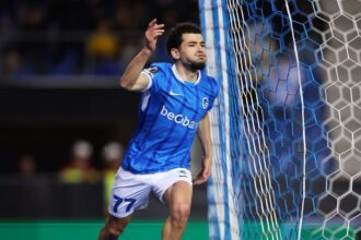 زكرياء الواحدي لاعب كرة قدم بقميص أزرق يحمل الرقم 77