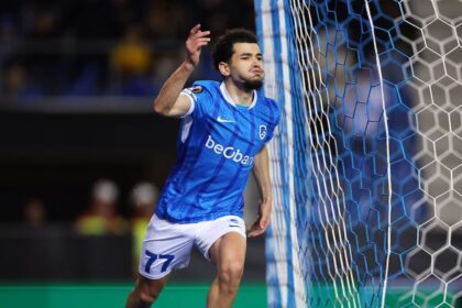 زكرياء الواحدي لاعب كرة قدم بقميص أزرق يحمل الرقم 77