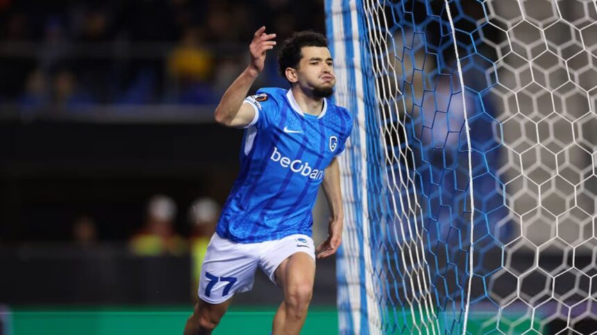 زكرياء الواحدي لاعب كرة قدم بقميص أزرق يحمل الرقم 77