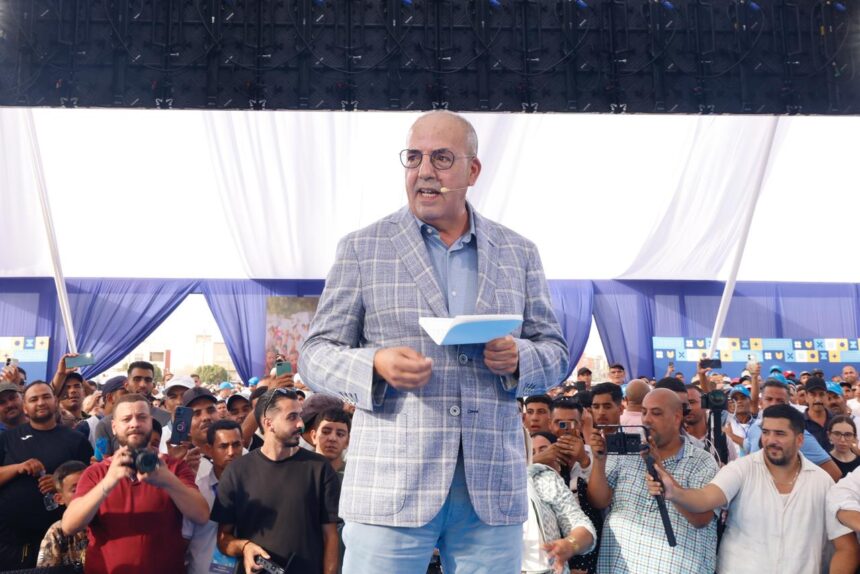 الوزير أحمد البواري يلقي كلمة أمام حشد من الحضور