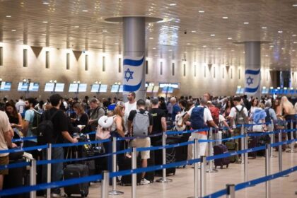 مجموعة من المسافرين ينتظرون في مطار للرحيل