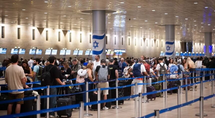 مجموعة من المسافرين ينتظرون في مطار للرحيل