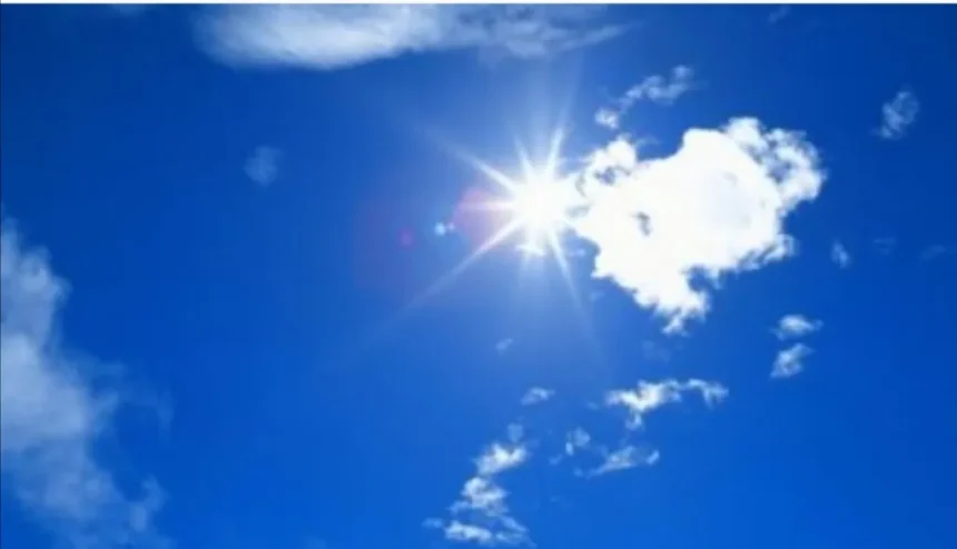 سماء زرقاء صافية مع شمس ساطعة وغيوم