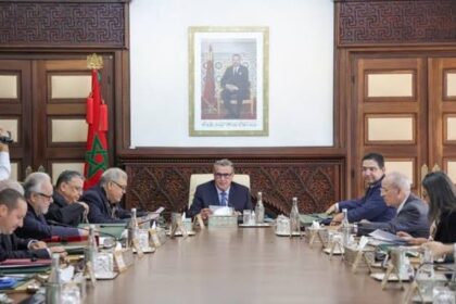 أشخاص يجلسون حول طاولة اجتماعات