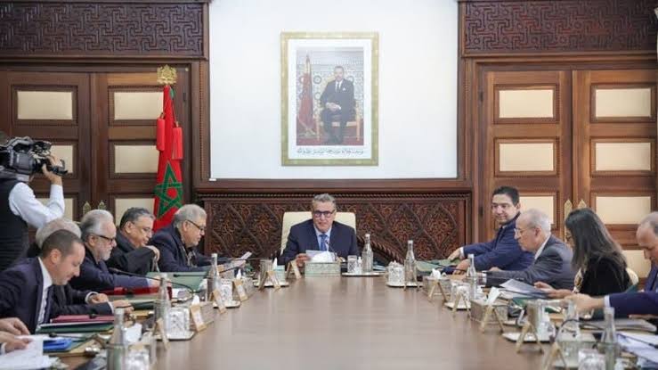 أشخاص يجلسون حول طاولة اجتماعات