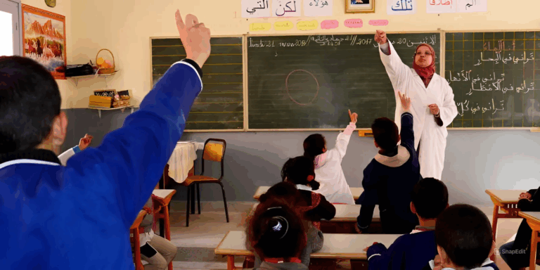 معلم يشرح على سبورة لتلاميذ في الفصل