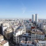 شارع مدينة حيوي يعج بالحركة والنشاط.