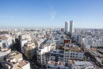 شارع مدينة حيوي يعج بالحركة والنشاط.