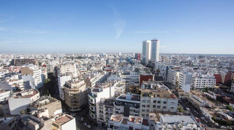 شارع مدينة حيوي يعج بالحركة والنشاط.