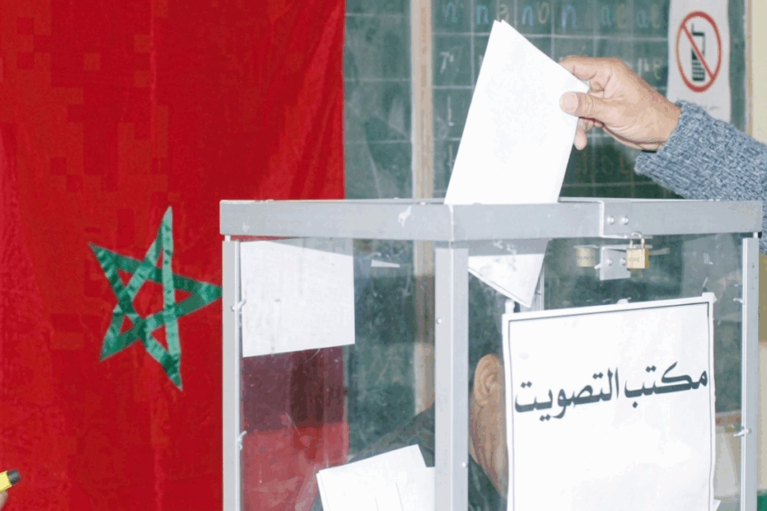 يد تضع ورقة اقتراع في صندوق شفاف خلال انتخابات.