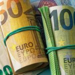 أوراق نقدية من عملة اليورو ملفوفة بأربطة مطاطية