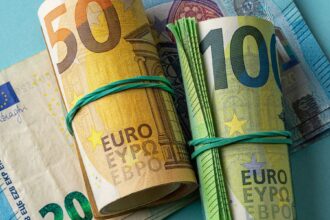 أوراق نقدية من عملة اليورو ملفوفة بأربطة مطاطية