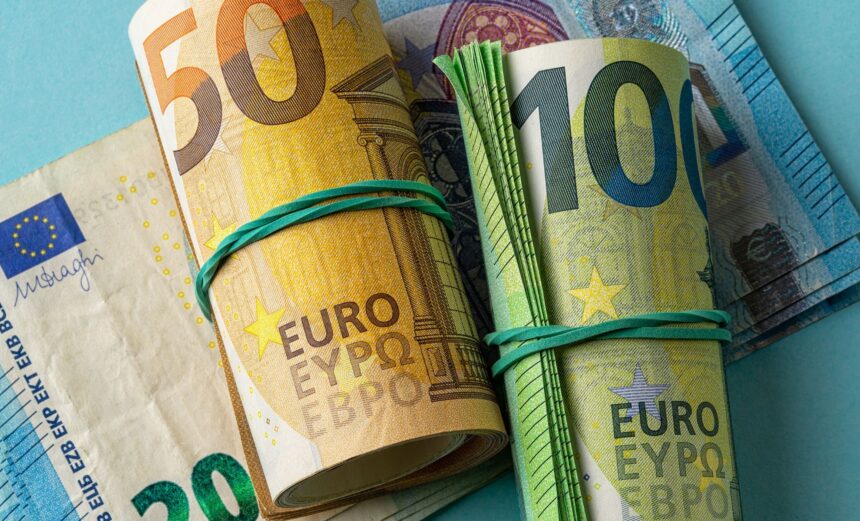 أوراق نقدية من عملة اليورو ملفوفة بأربطة مطاطية