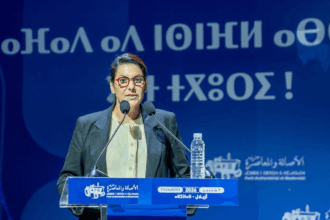 فاطمة الزهراء المنصوري تلقي كلمة في تجمع جماهيري