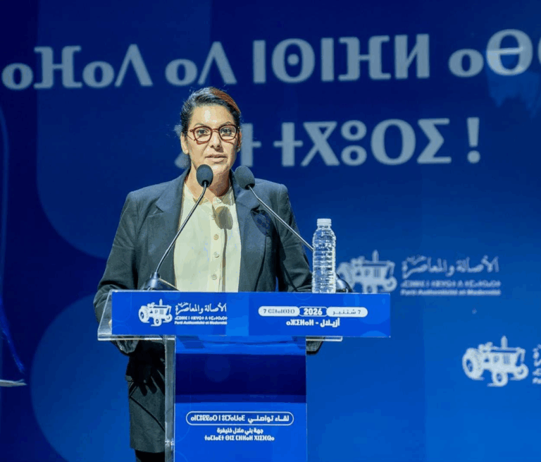 فاطمة الزهراء المنصوري تلقي كلمة في تجمع جماهيري