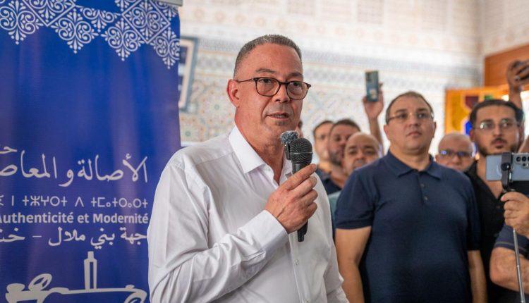 فوزي لقجع يتحدث إلى الجمهور بحماس.