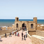 باب قلعة قديم مع أناس على الجانبين