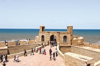 باب قلعة قديم مع أناس على الجانبين