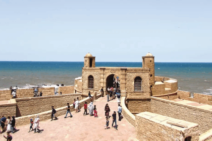 باب قلعة قديم مع أناس على الجانبين