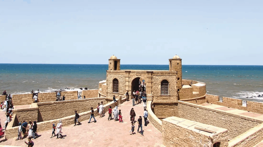 باب قلعة قديم مع أناس على الجانبين