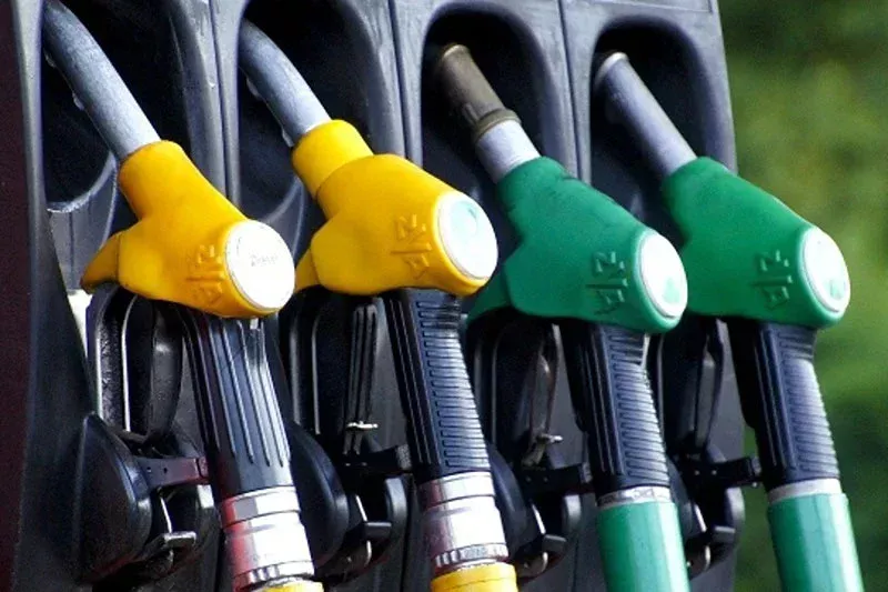 مجموعة مضخات وقود ملونة