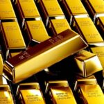 سبائك ذهبية براقة تحمل وسم 99.99 مع علامة تجارية.