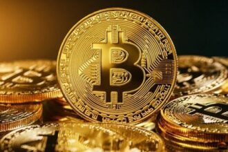 عملة بيتكوين ذهبية اللون على حامل.