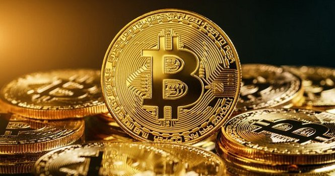 عملة بيتكوين ذهبية اللون على حامل.