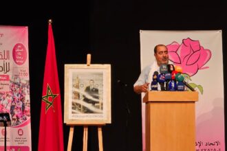 إدريس لشكر يتحدث أمام الميكروفونات في ندوة صحفية