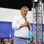 كريم زيدان يتحدث إلى الجمهور في تجمع حاشد.
