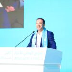 لحسن السعدي يتحدث أمام منصة في مؤتمر صحفي.