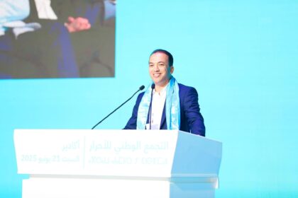 لحسن السعدي يتحدث أمام منصة في مؤتمر صحفي.