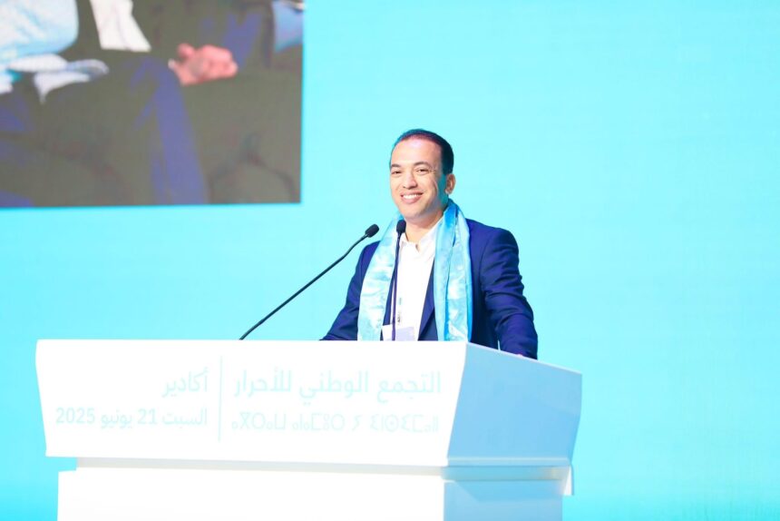 لحسن السعدي يتحدث أمام منصة في مؤتمر صحفي.